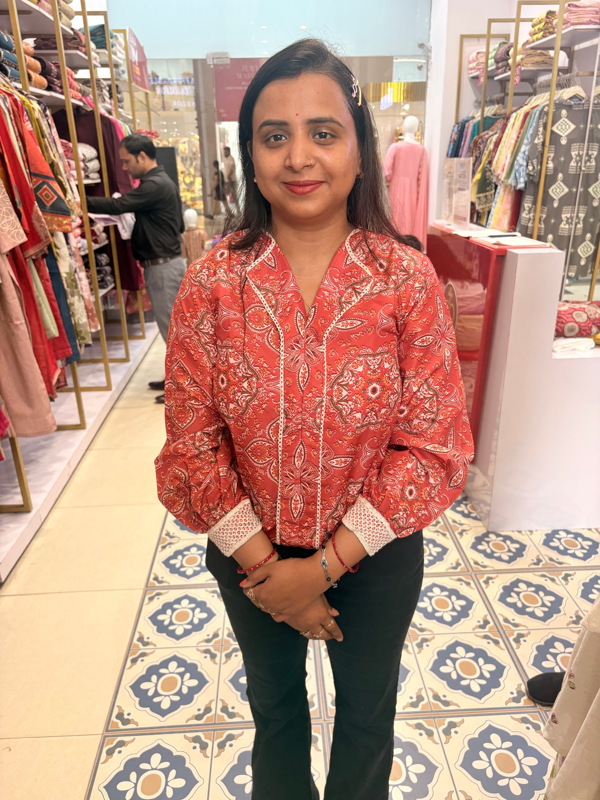 Store 1: customer photo at the counter